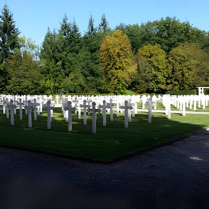 Photo de Cimetière roumain et son monument