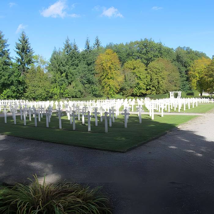 Photo de Cimetière roumain et son monument
