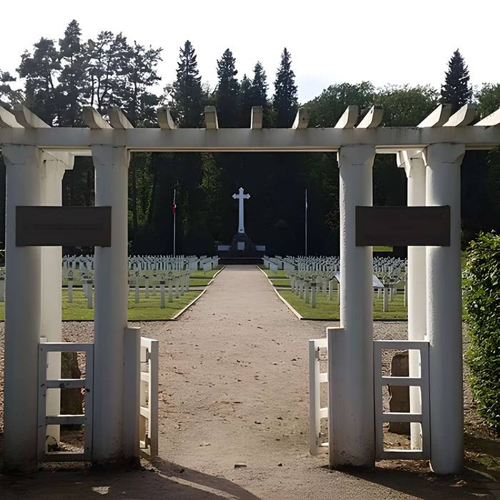 Photo de Cimetière roumain et son monument