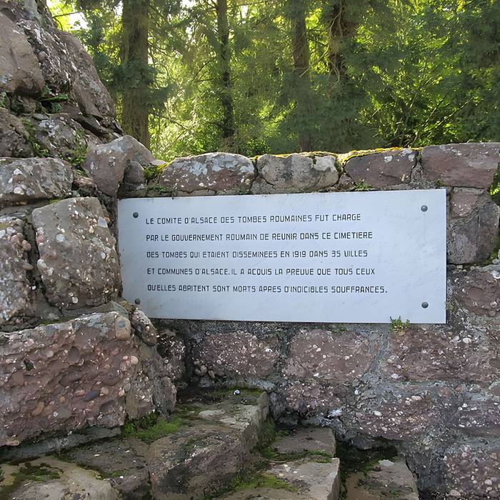 Photo de Cimetière roumain et son monument