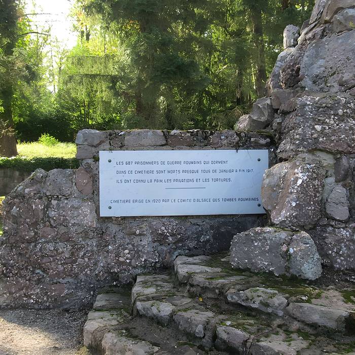 Photo de Cimetière roumain et son monument