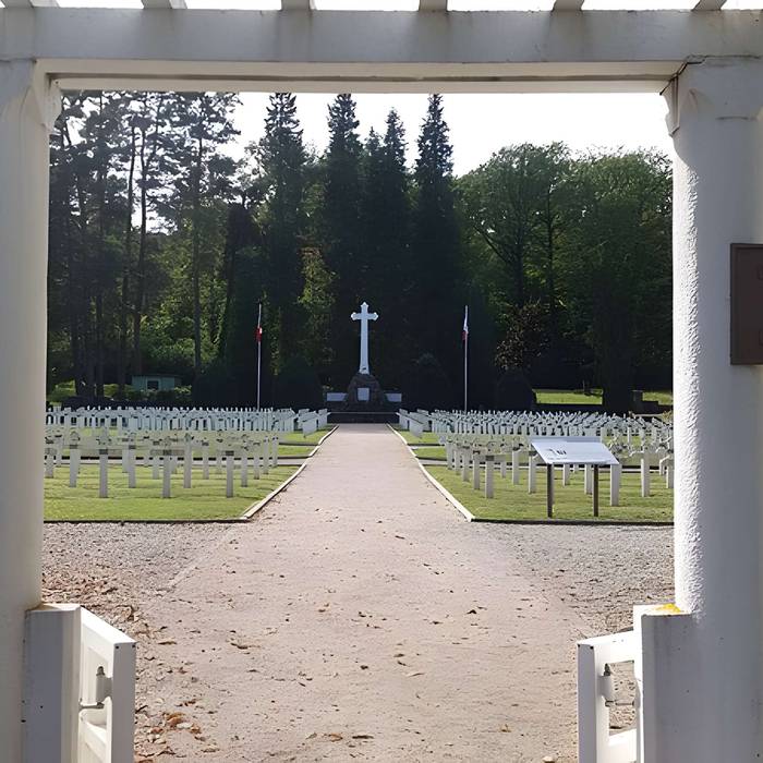 Photo de Cimetière roumain et son monument