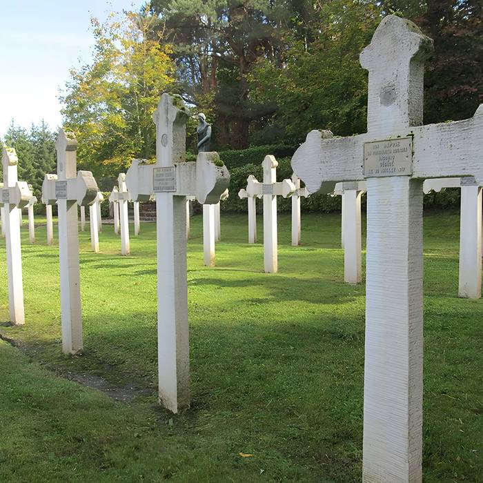 Photo de Cimetière roumain et son monument