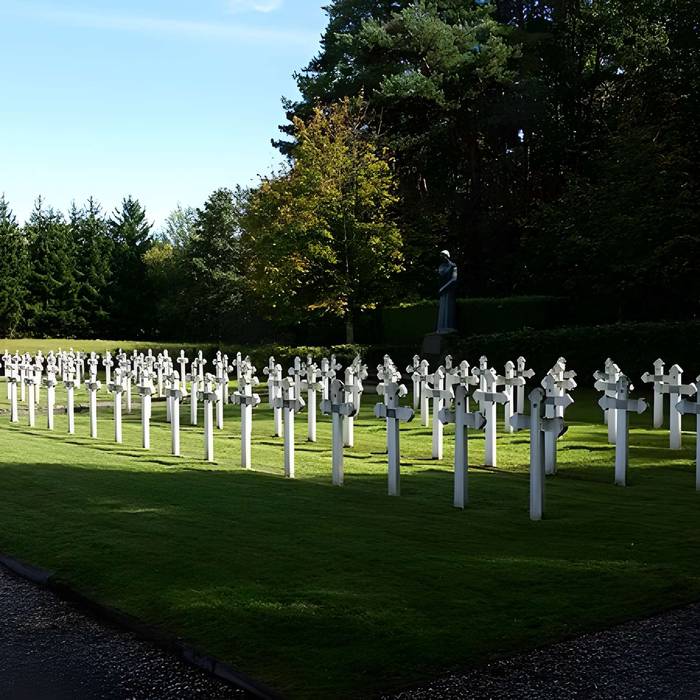 Photo de Cimetière roumain et son monument