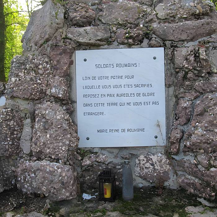 Photo de Cimetière roumain et son monument
