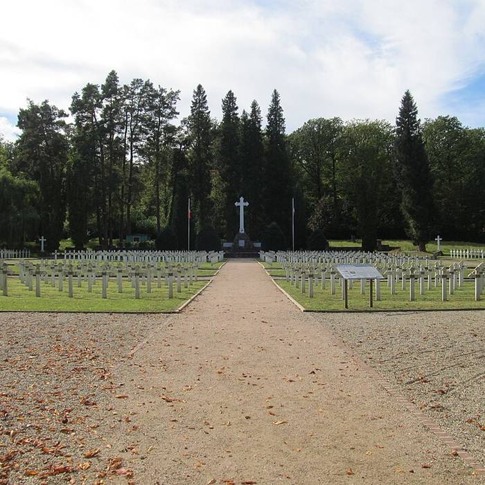 Photo de Cimetière roumain et son monument