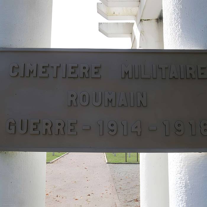 Photo de Cimetière roumain et son monument