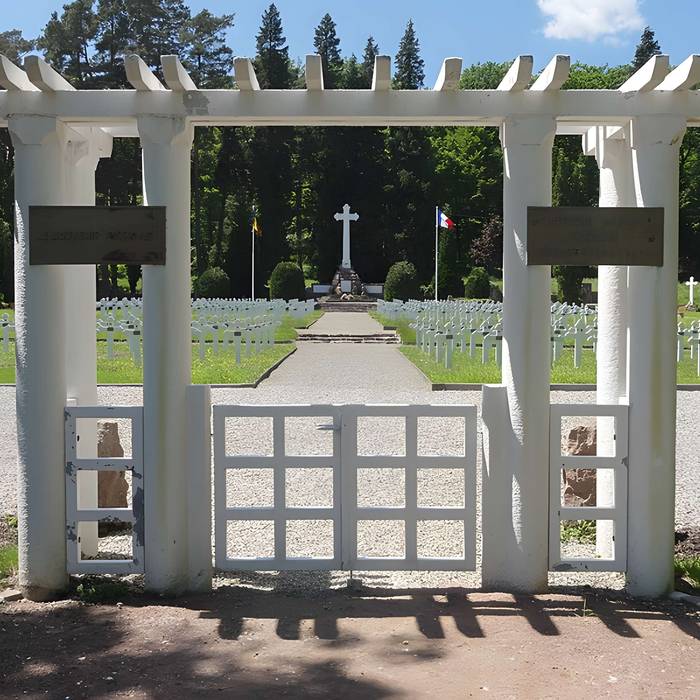 Photo de Cimetière roumain et son monument