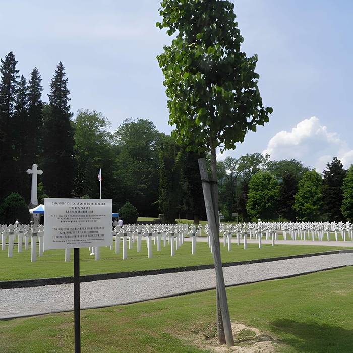 Photo de Cimetière roumain et son monument