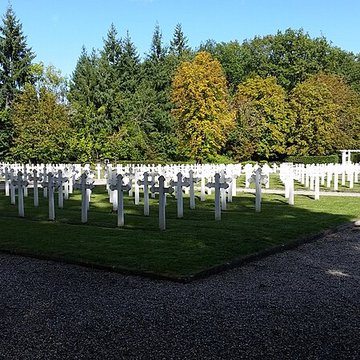 Cimetière roumain et son monument
