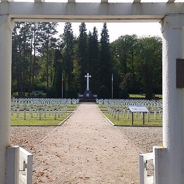 Cimetière roumain et son monument