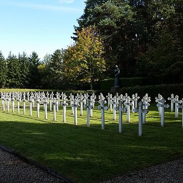 Cimetière roumain et son monument