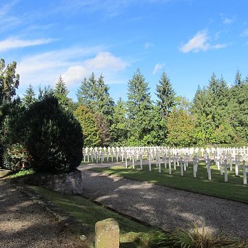 Cimetière roumain et son monument