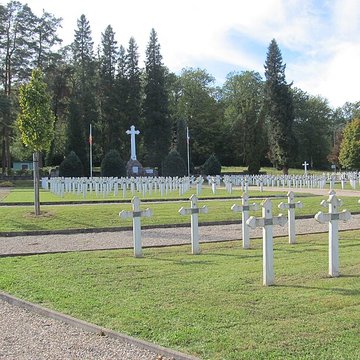 Cimetière roumain et son monument