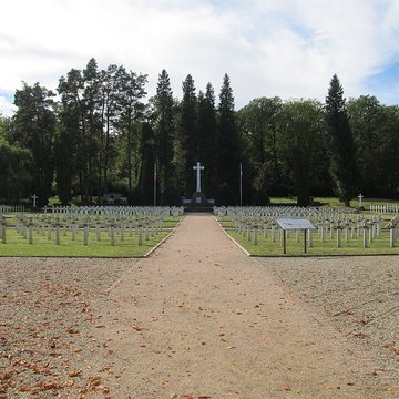 Cimetière roumain et son monument