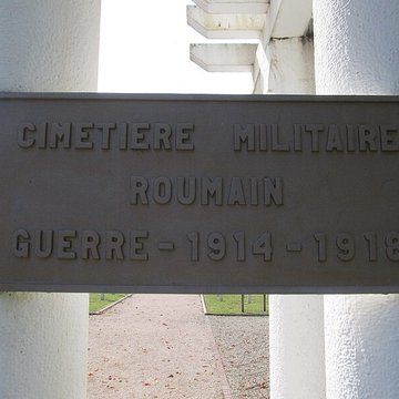 Cimetière roumain et son monument