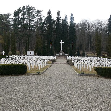 Cimetière roumain et son monument