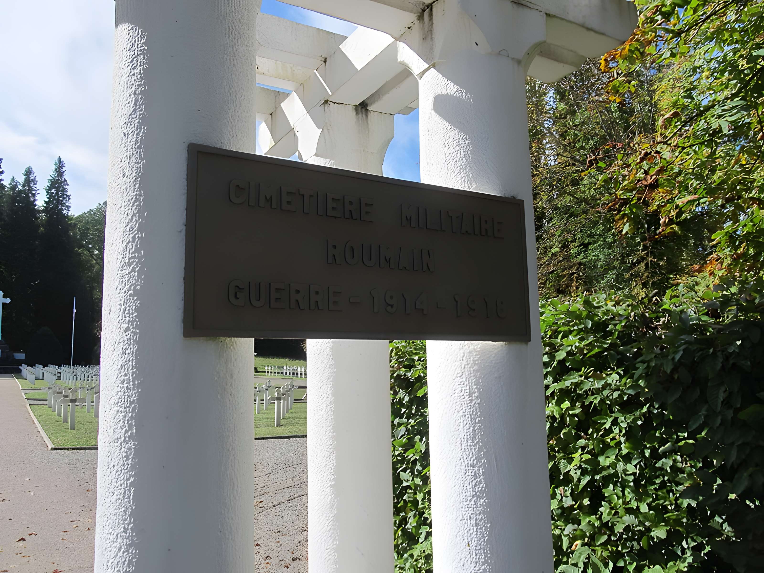Cimetière roumain et son monument