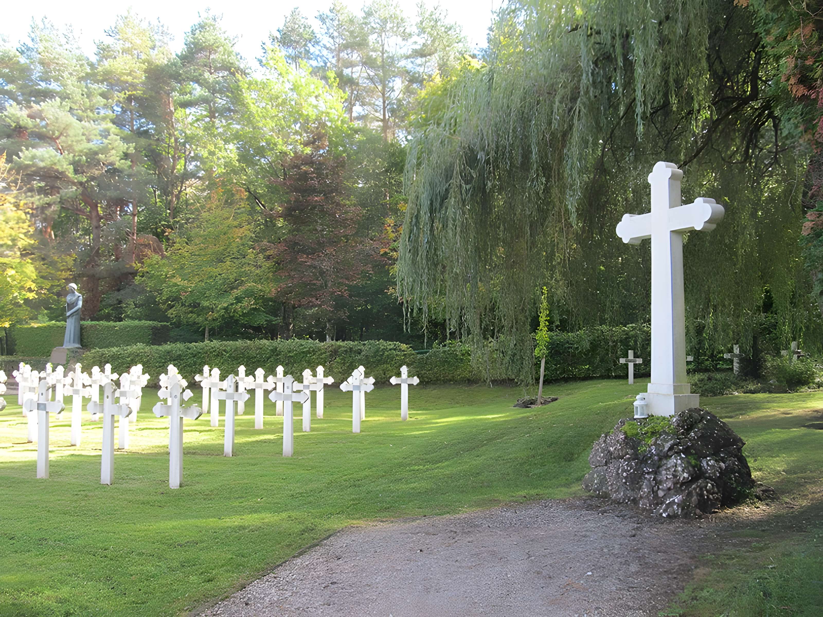 Cimetière roumain et son monument