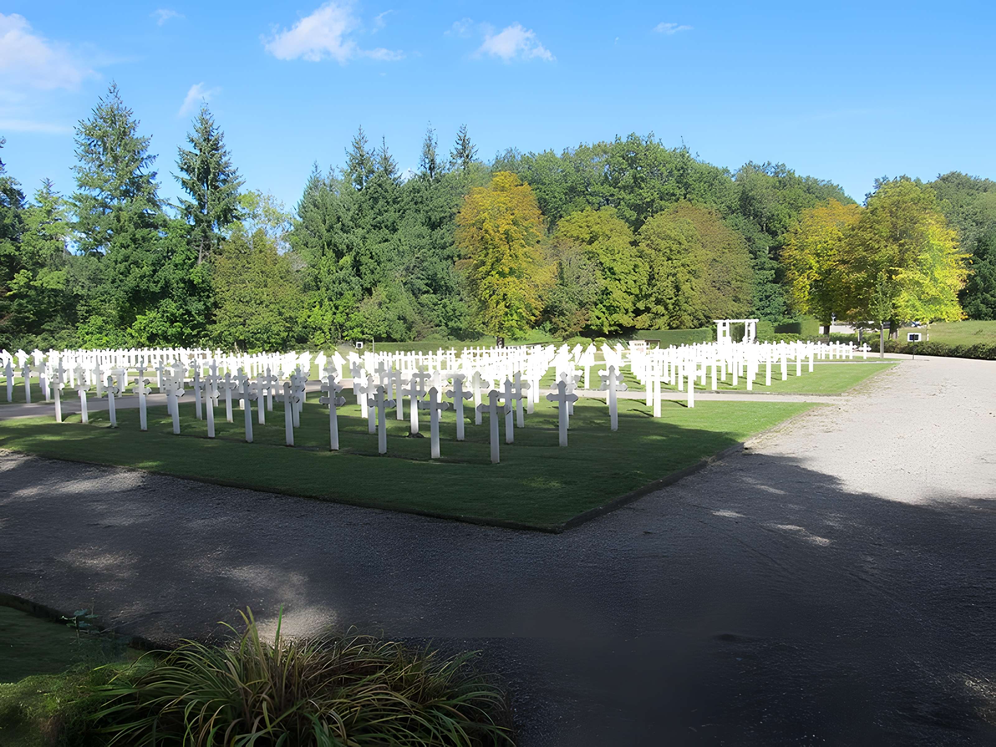 Cimetière roumain et son monument