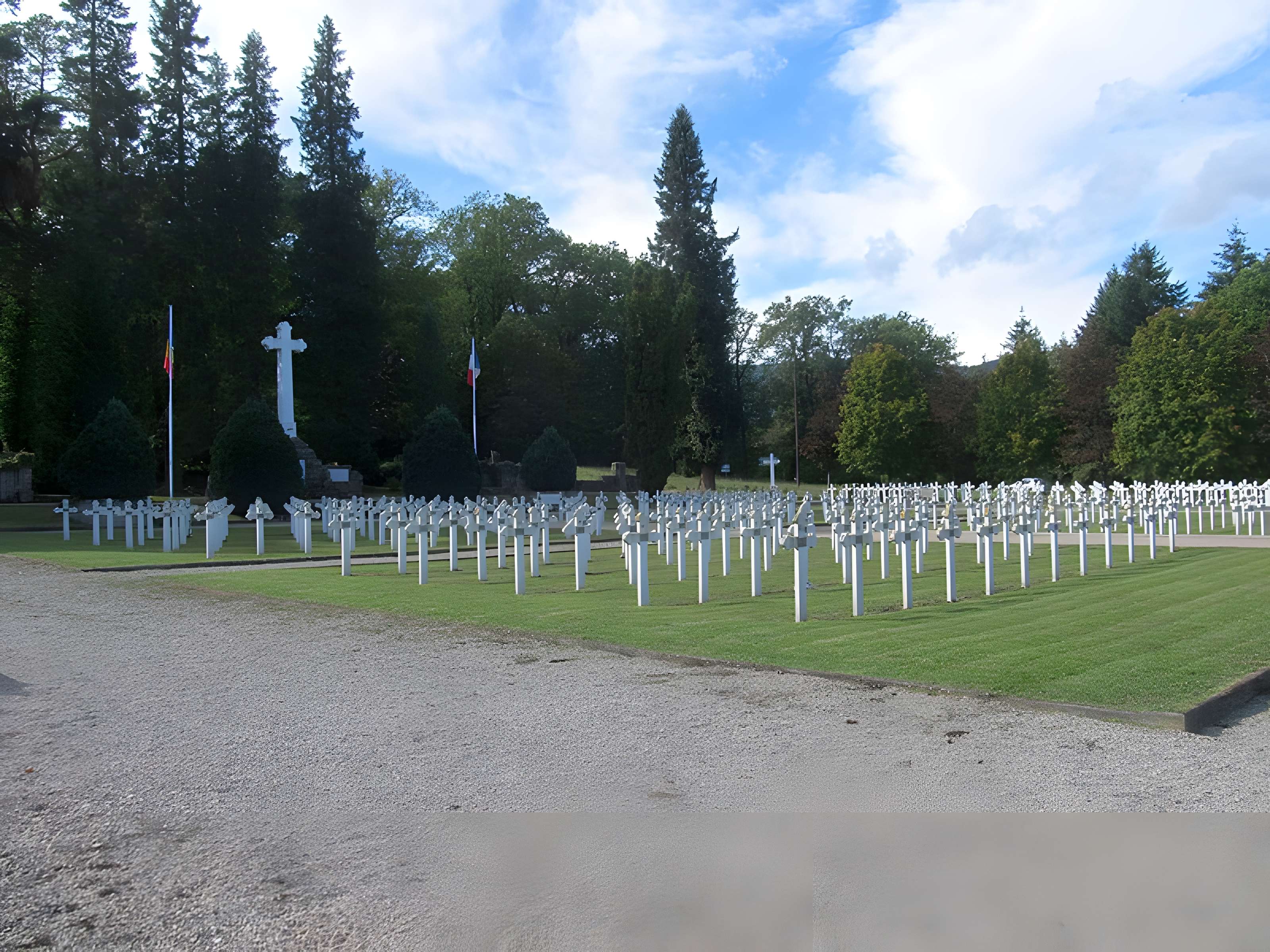 Cimetière roumain et son monument
