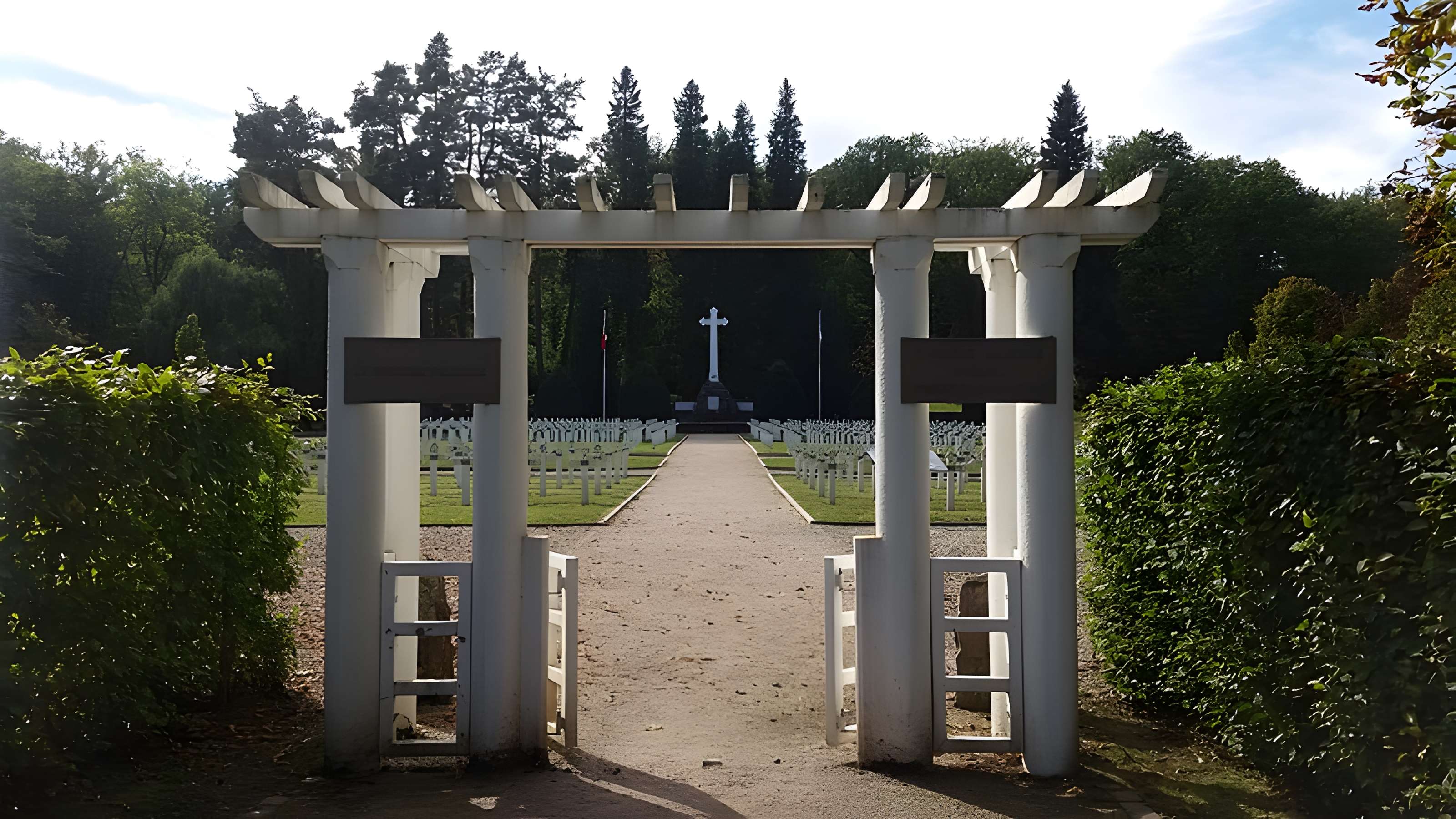 Cimetière roumain et son monument