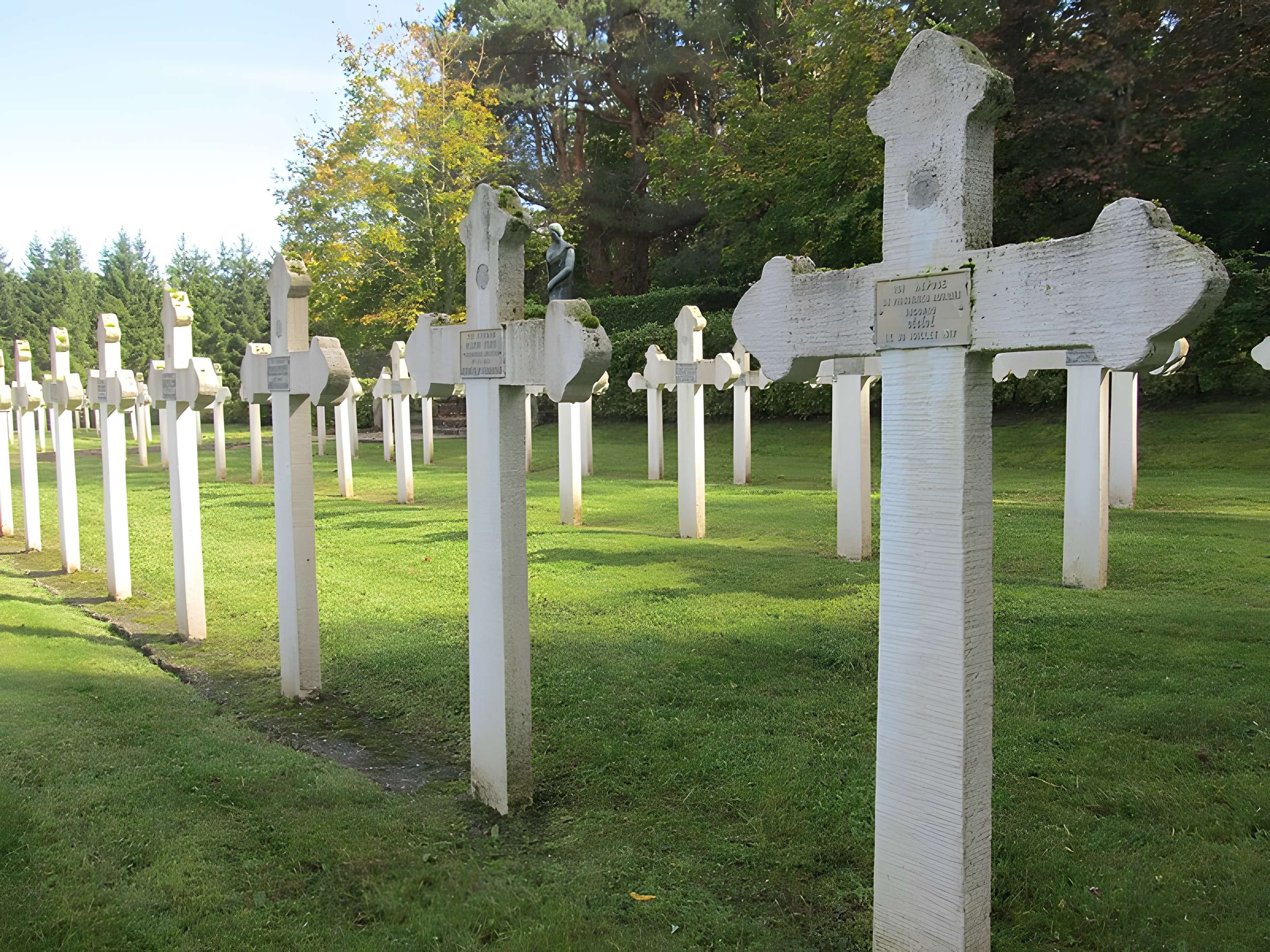 Cimetière roumain et son monument