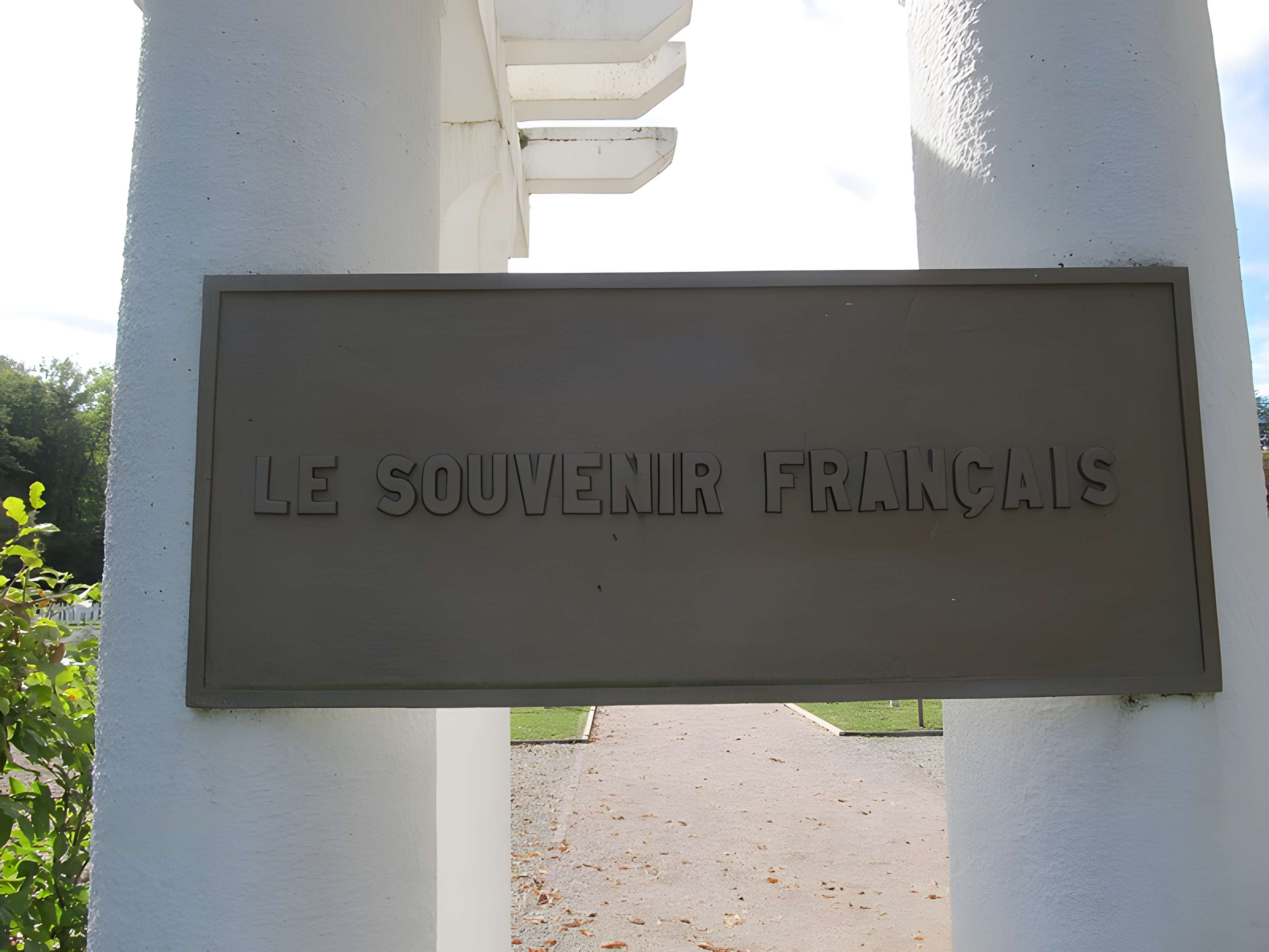 Cimetière roumain et son monument