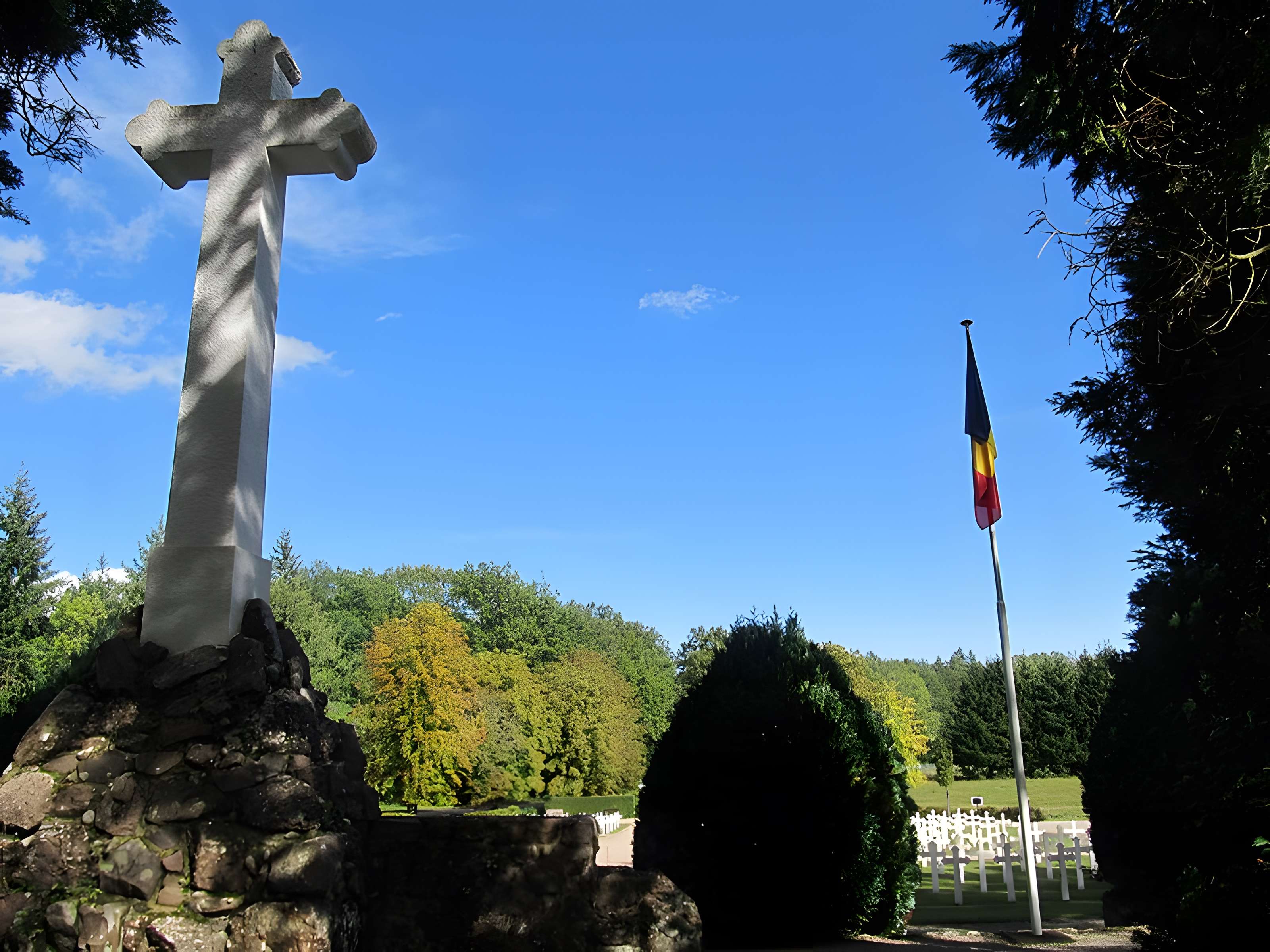 Cimetière roumain et son monument