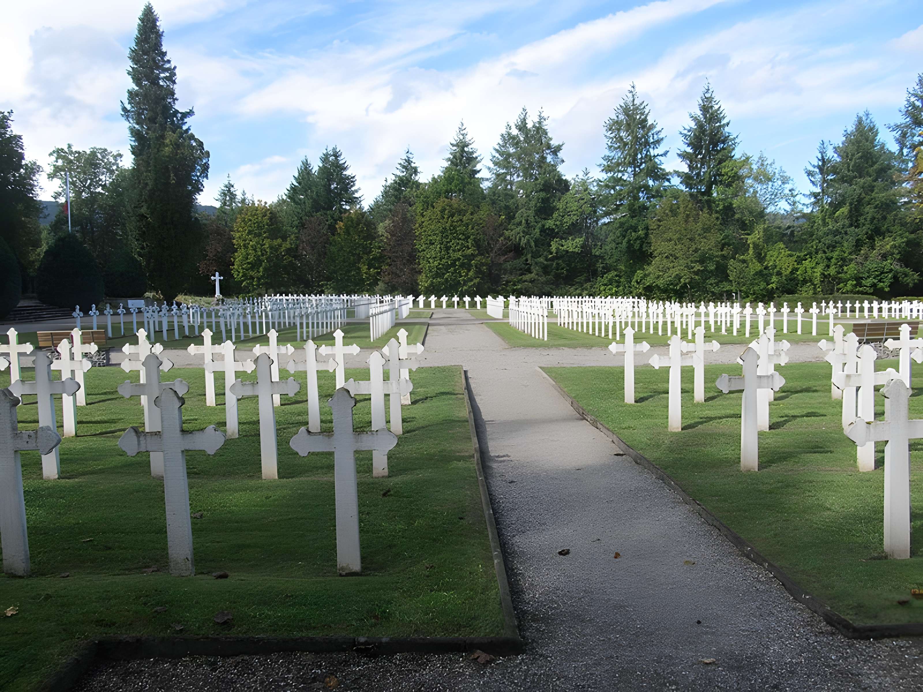 Cimetière roumain et son monument