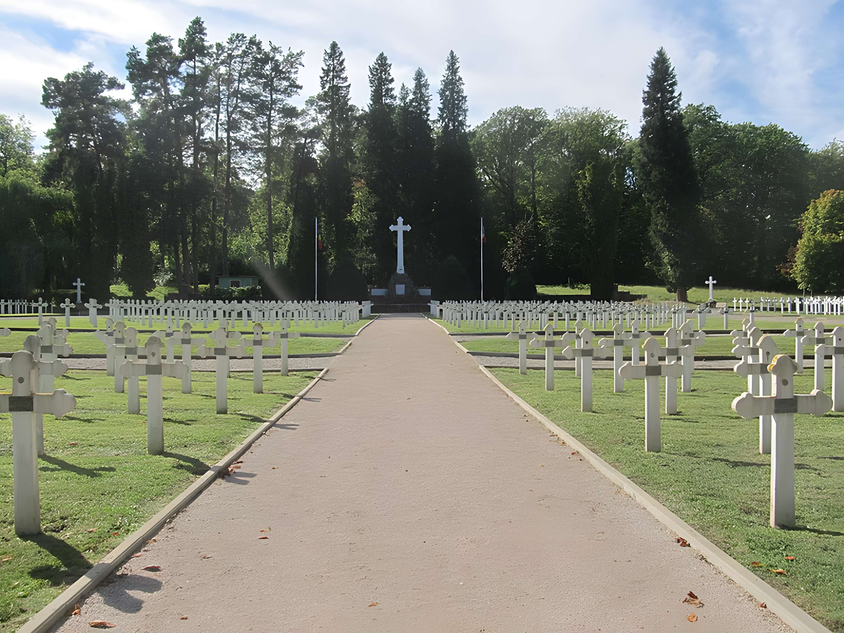 Cimetière roumain et son monument