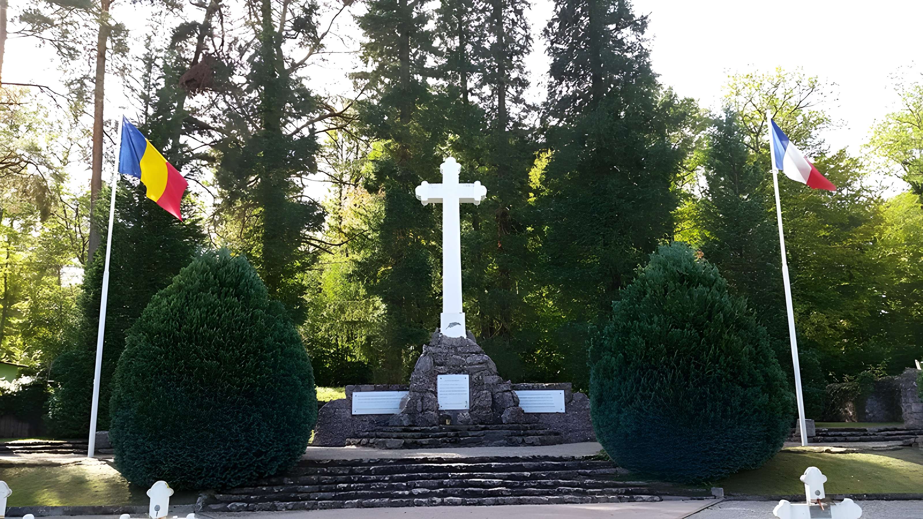 Cimetière roumain et son monument