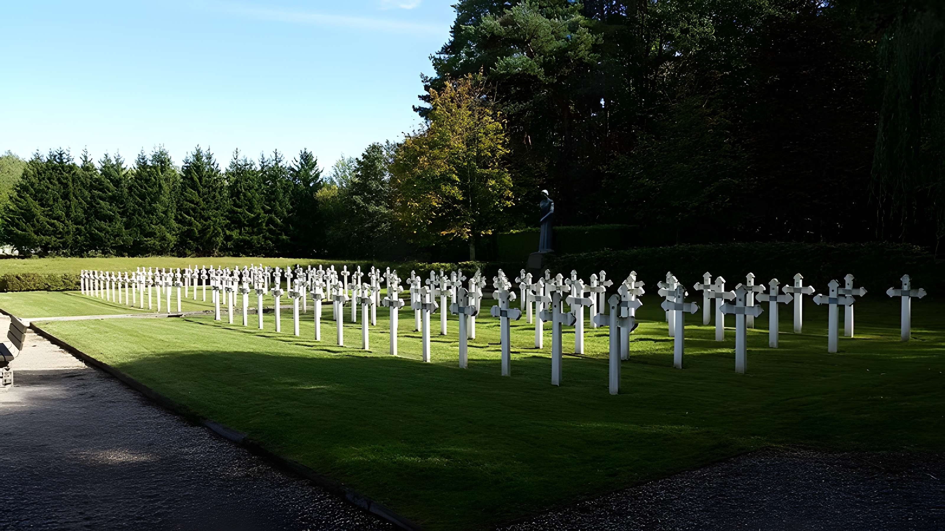 Cimetière roumain et son monument
