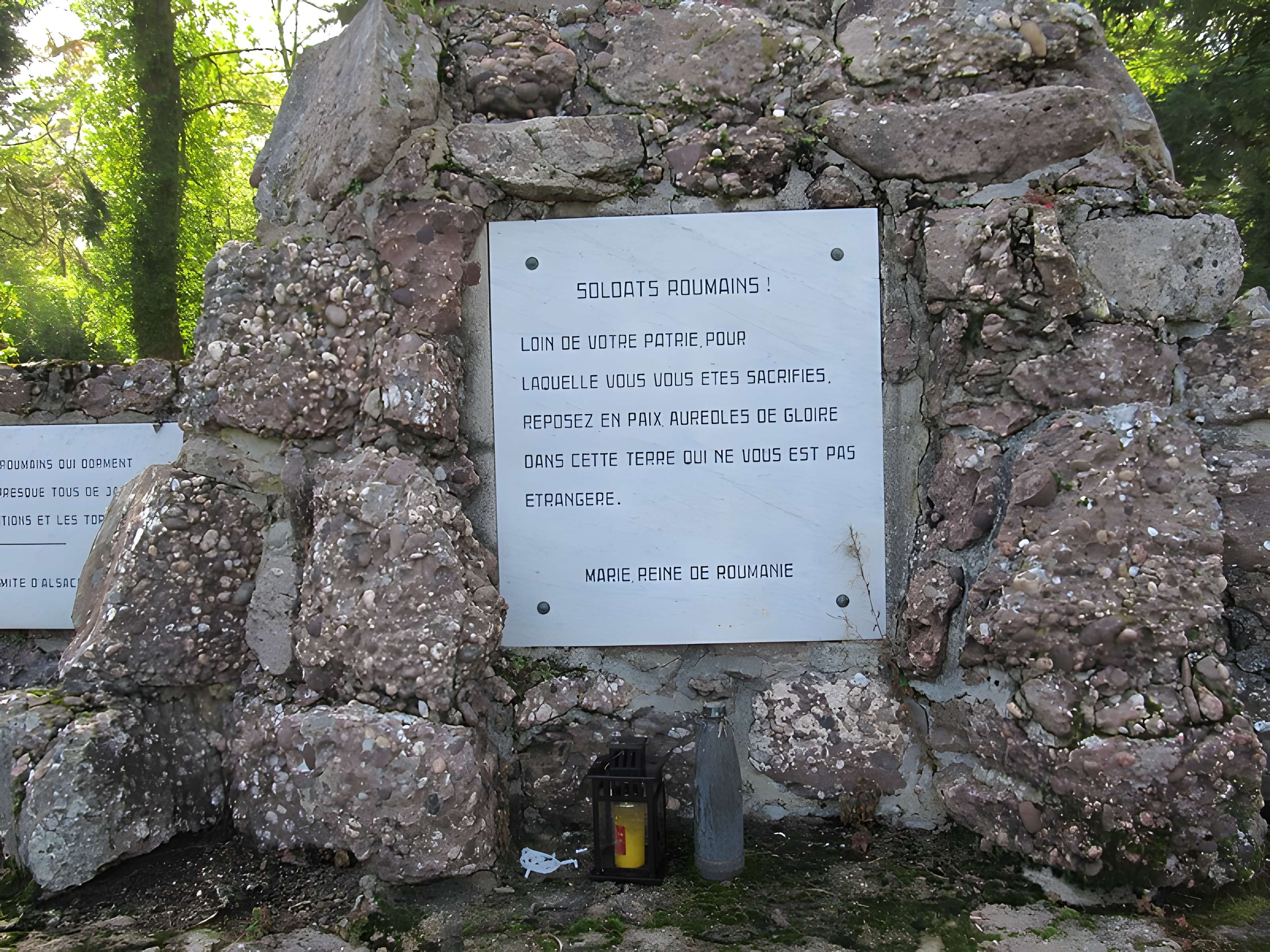 Cimetière roumain et son monument