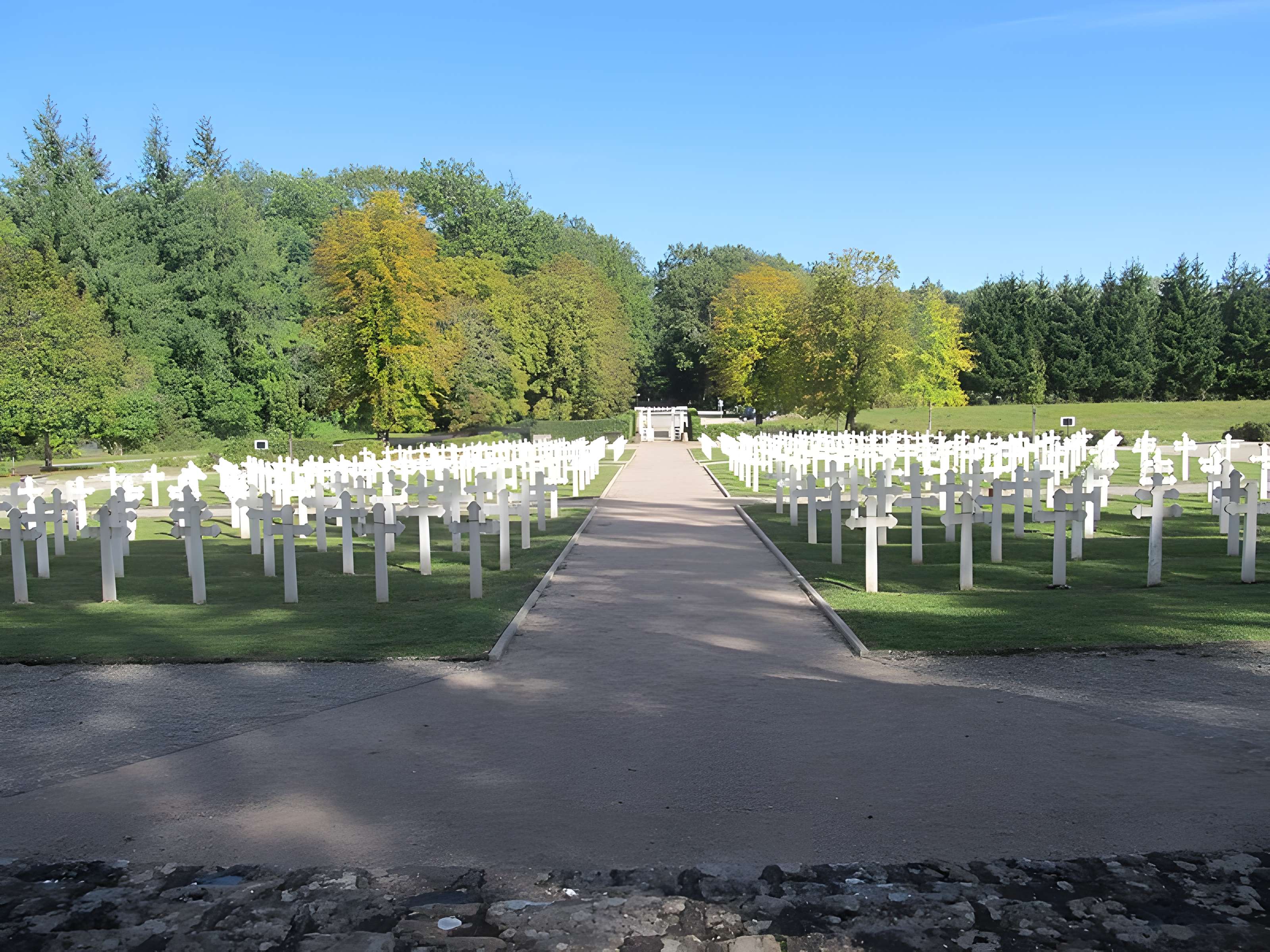Cimetière roumain et son monument