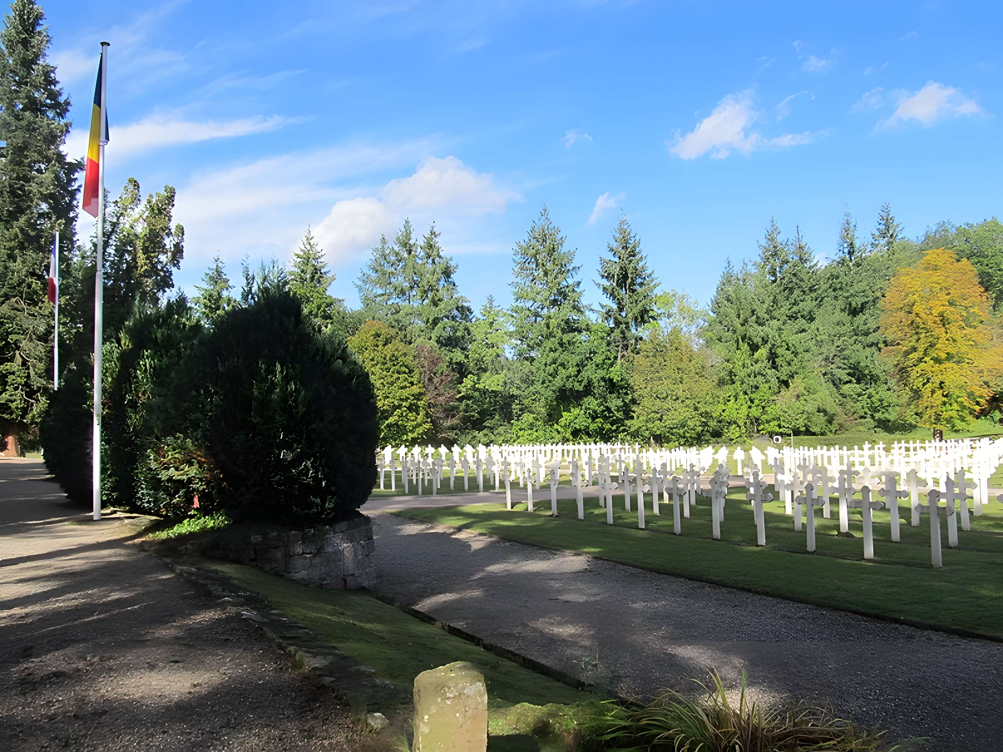 Cimetière roumain et son monument