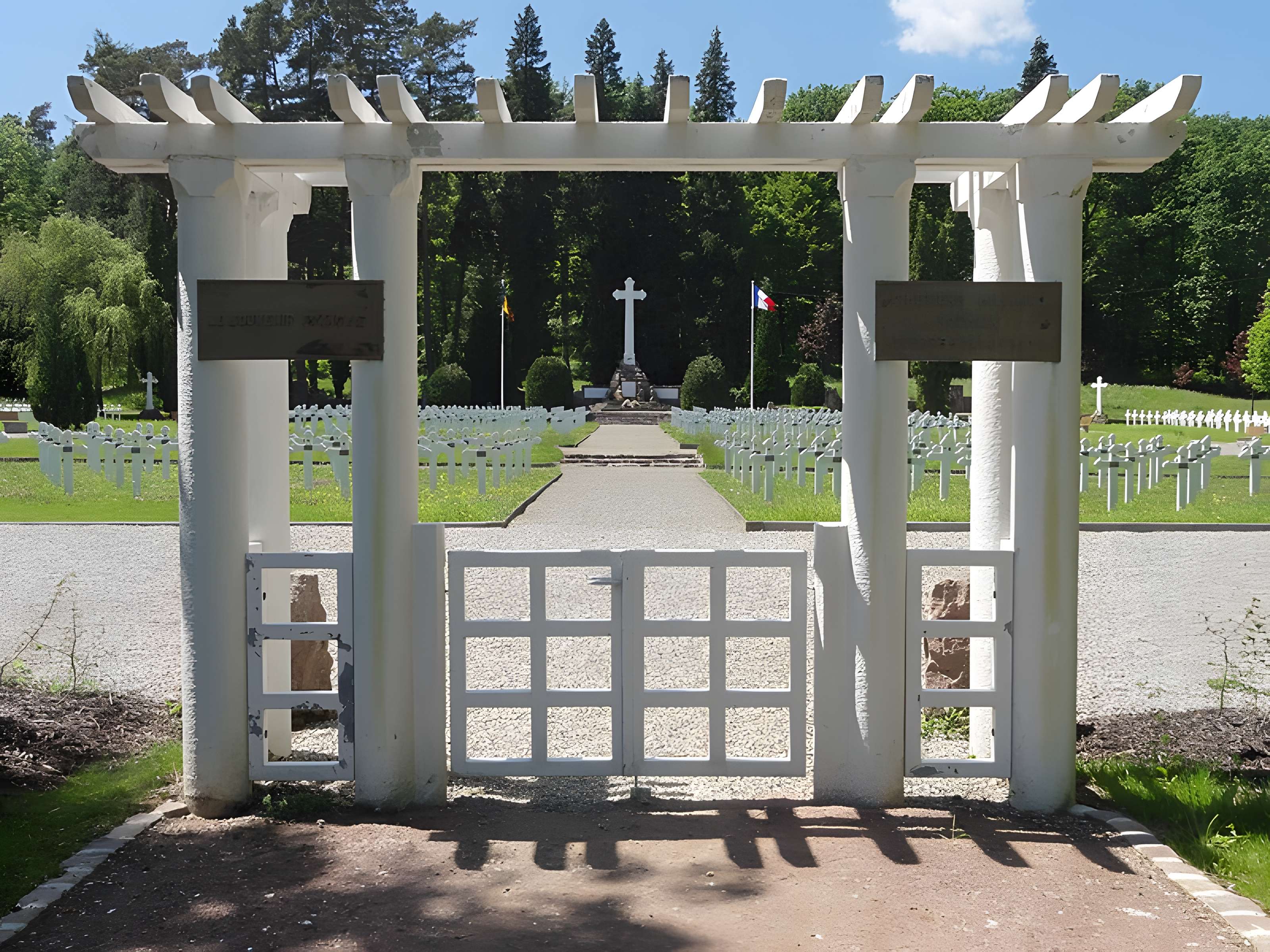 Cimetière roumain et son monument