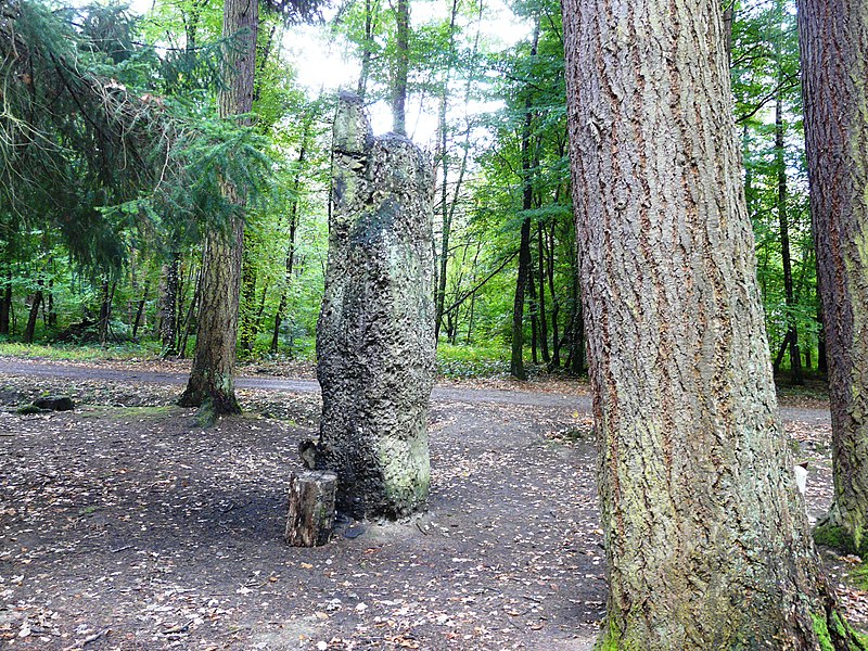 Photo de Menhir dit Langenstein, près du cimetière roumain