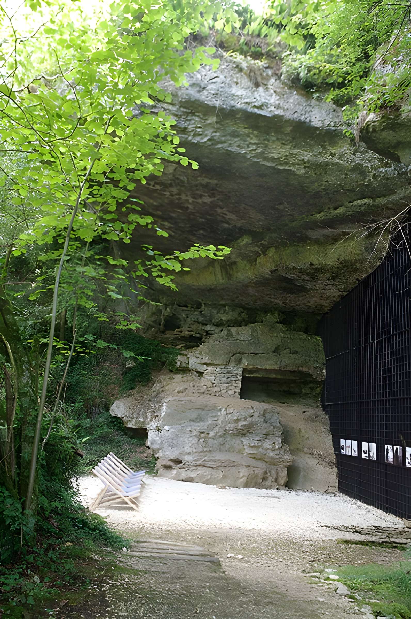 Gisement et grottes constituant l'abri dit du Placard