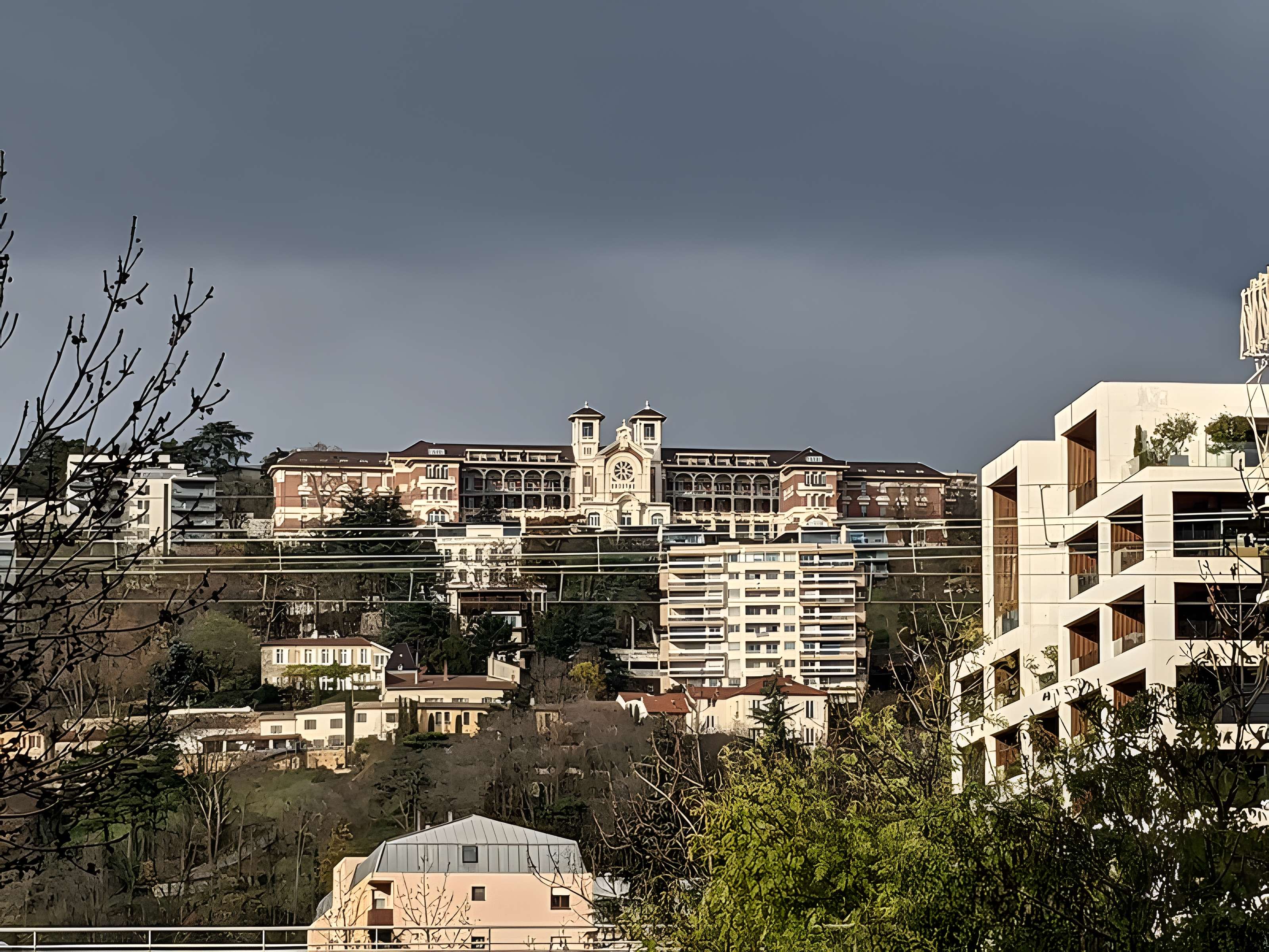 Ancien hôpital Debrousse