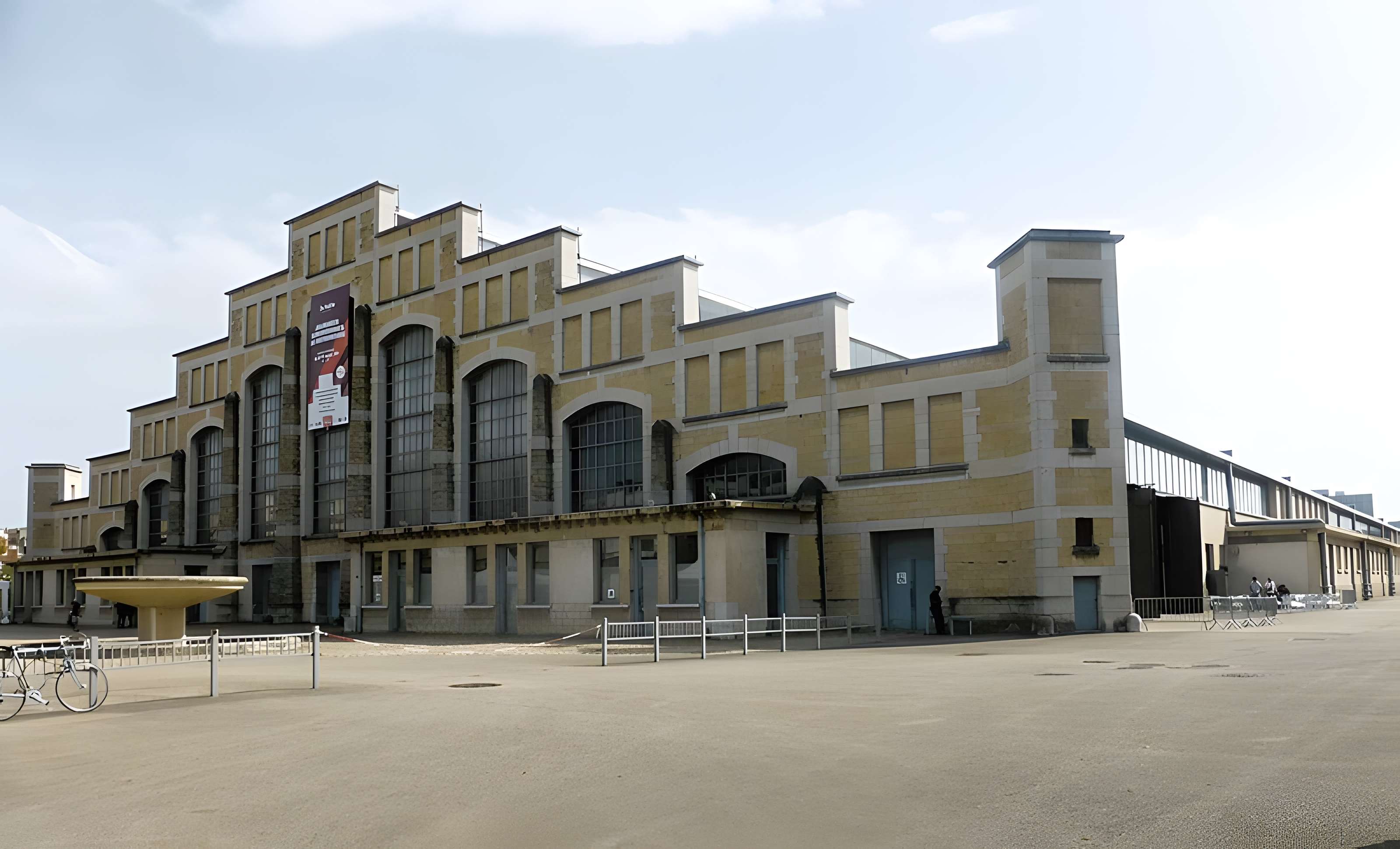 Ancien marché aux bestiaux des abattoirs de la Mouche, actuellement salle des fêtes et salle de concert dite halle Tony Garnier