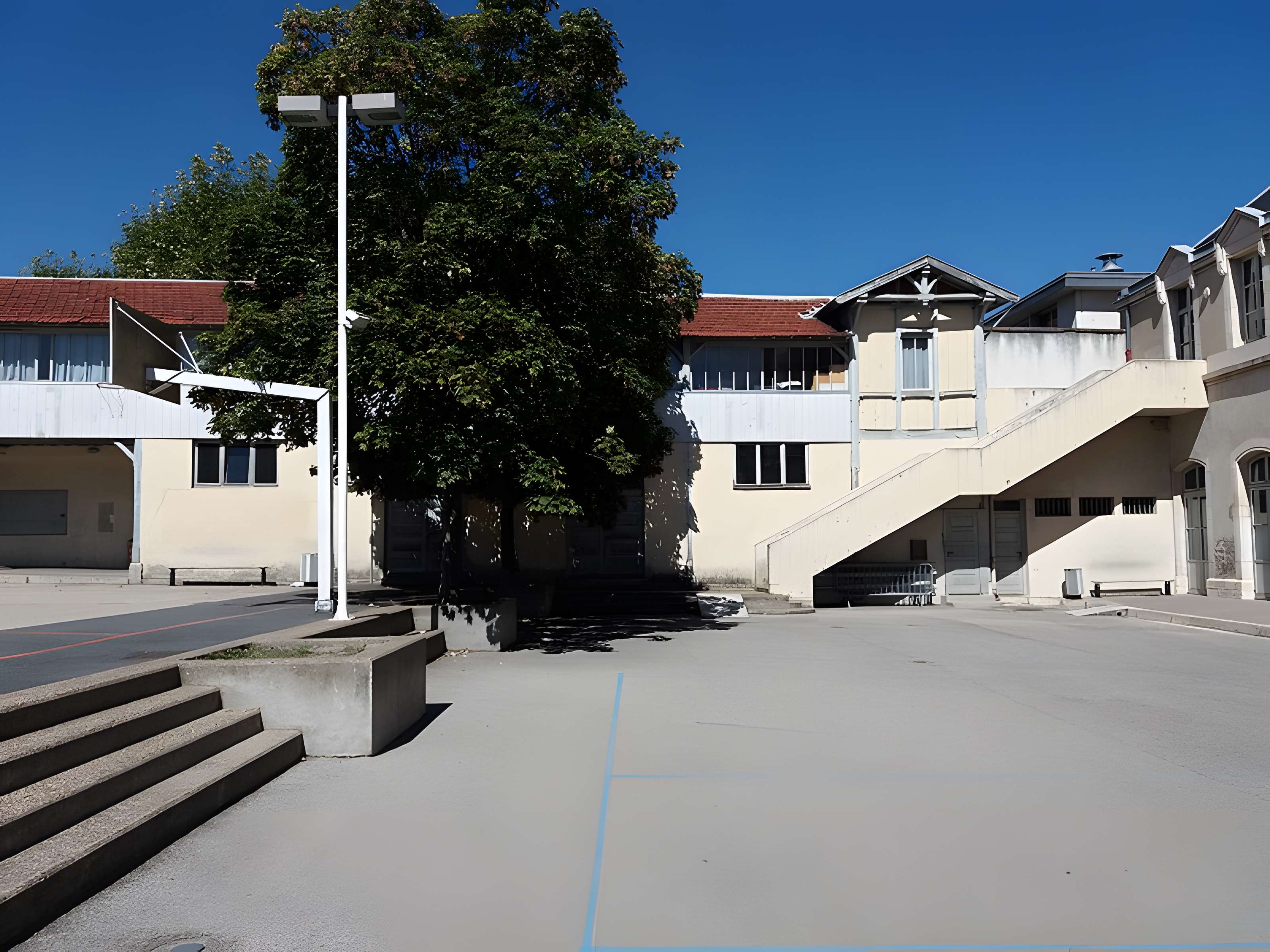 Ancienne chartreuse (ou Maison et Institution des Chartreux)