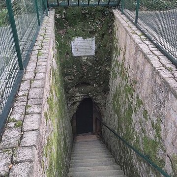 Grotte préhistorique du Cluzeau à Villars
