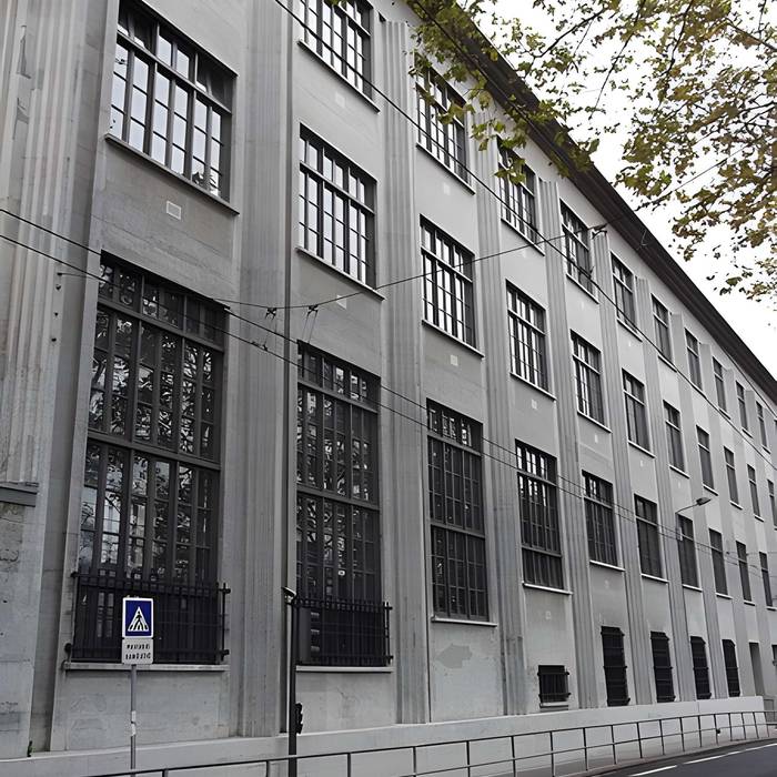 Photo de Ex scuola di tessitura, attualmente insegnamento liceo tecnico