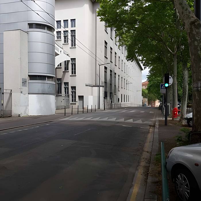 Photo de Ex scuola di tessitura, attualmente insegnamento liceo tecnico