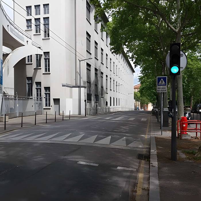 Photo de Ex scuola di tessitura, attualmente insegnamento liceo tecnico