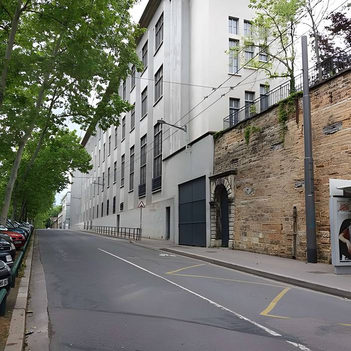 Photo de Ex scuola di tessitura, attualmente insegnamento liceo tecnico