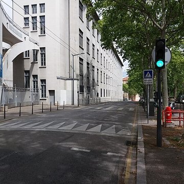 Ancienne école de tissage, actuellement lycée technique denseignement