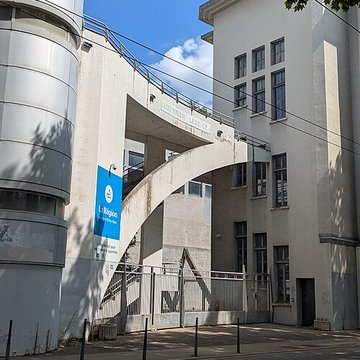 Ancienne école de tissage, actuellement lycée technique denseignement