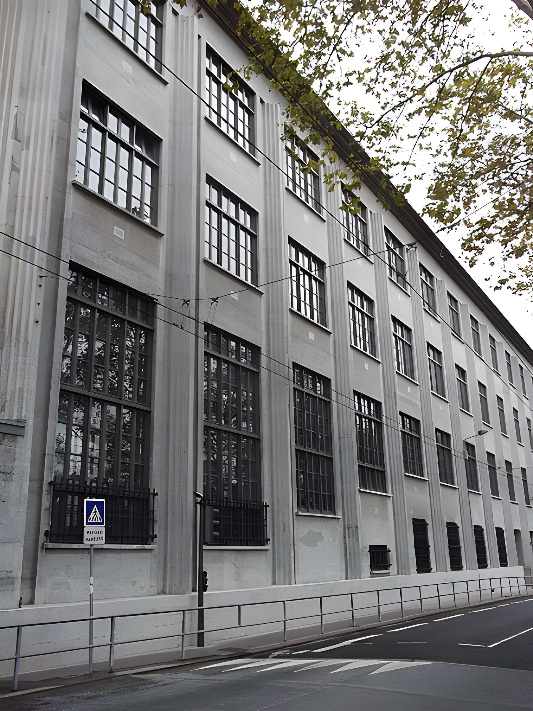 Ancienne école de tissage, actuellement lycée technique d'enseignement